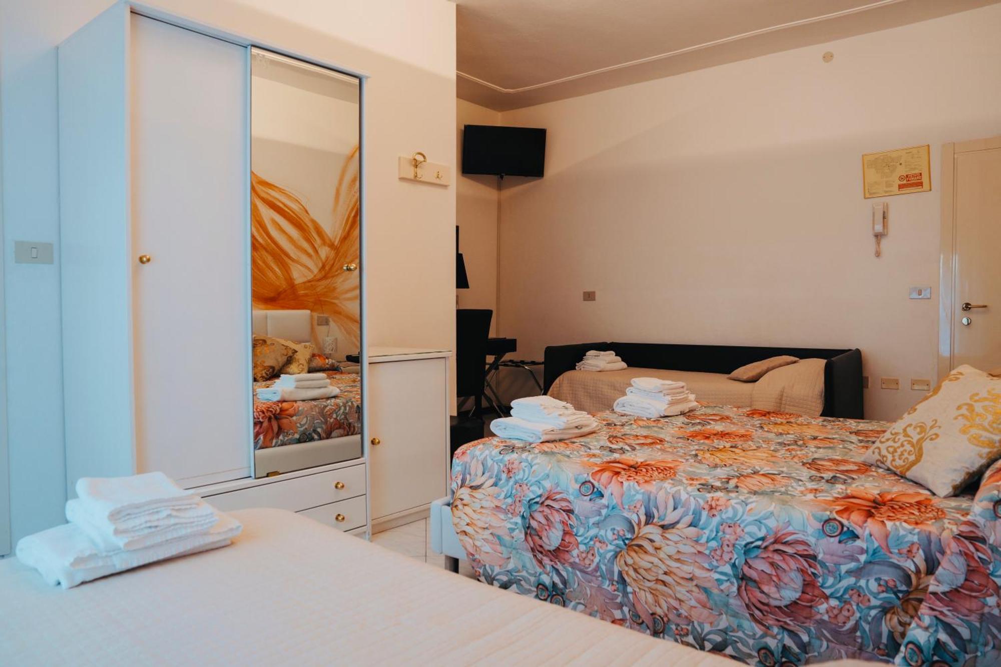 Hotel Julia Лидо-дельи-Эстенси Экстерьер фото