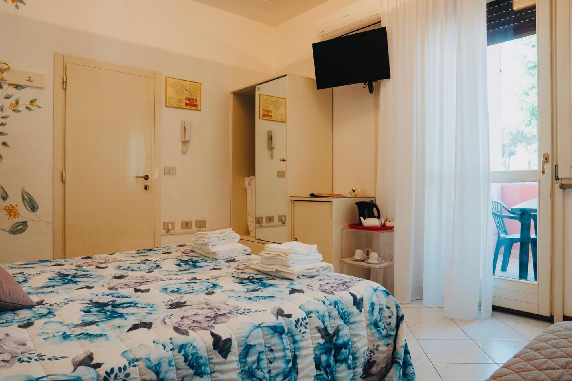 Hotel Julia Лидо-дельи-Эстенси Экстерьер фото